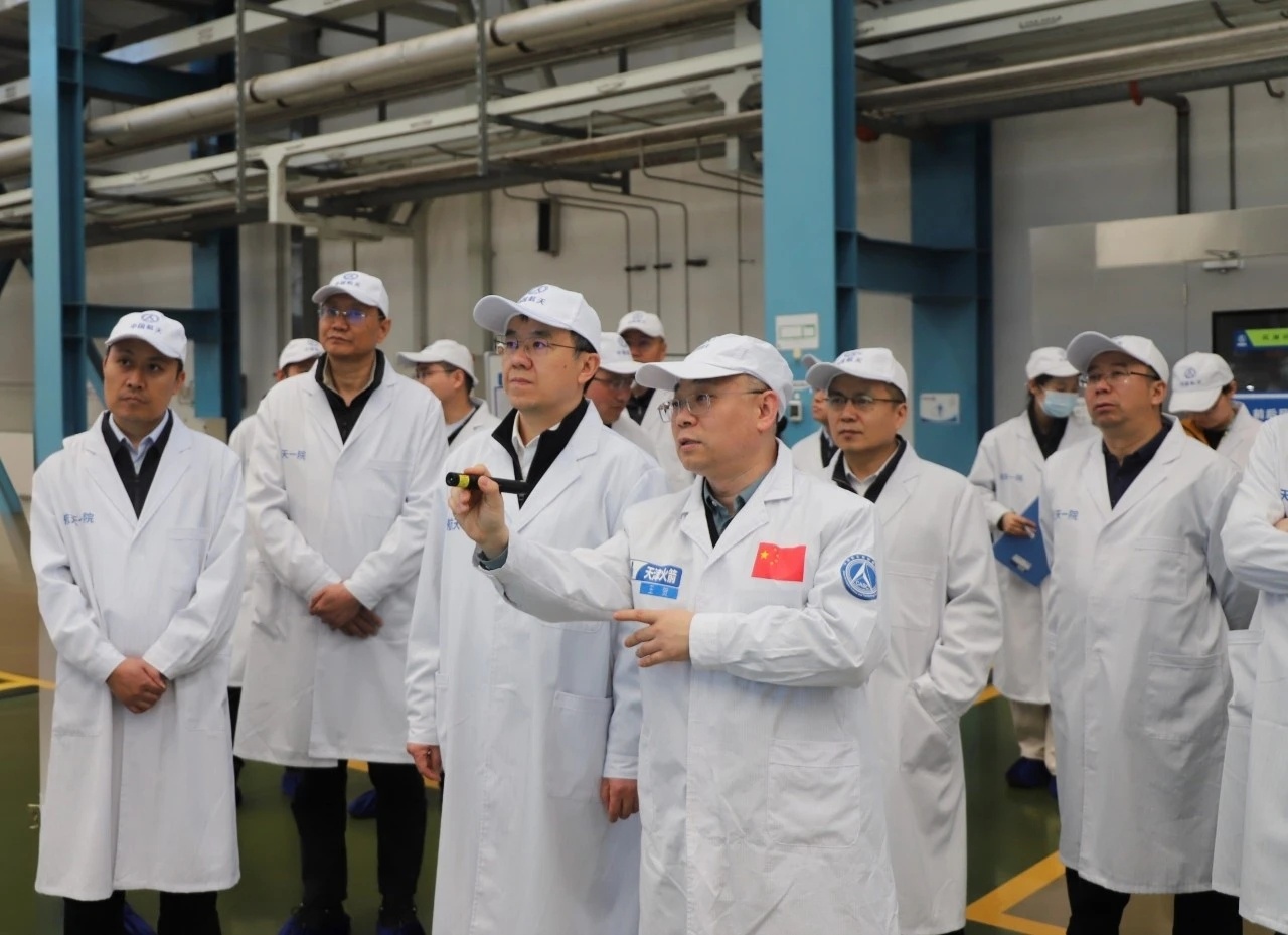 4月1日，中国航天科技集团有限公司总经理周劼一行到公司调研新一代载人运载火箭研制