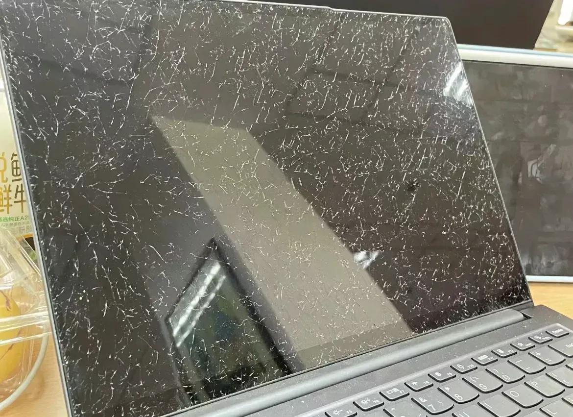 这台电脑是经历了什么变成了这个样子[捂脸]
好像连碰都不敢碰了，生怕一碰就碎