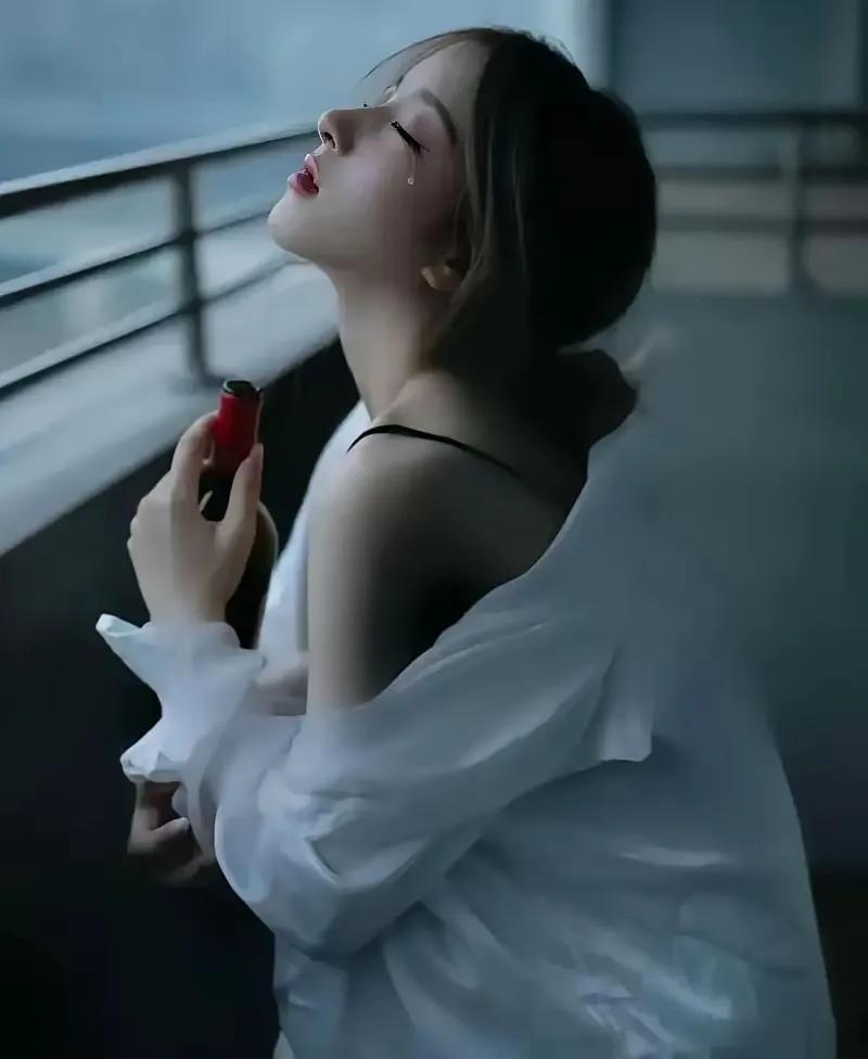 女人有两样东西
一定会让男人受不了
一个是眼泪
一个便是温柔
眼泪是女人的武器