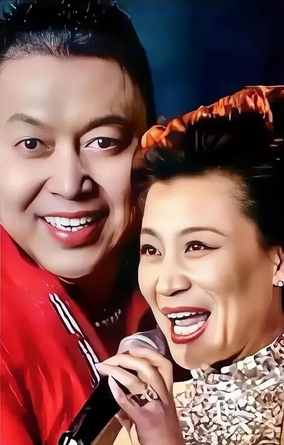 王为念和小香玉一起出现的照片真是挺养眼的！看他俩唱歌那劲儿，感觉整个天空都被他们