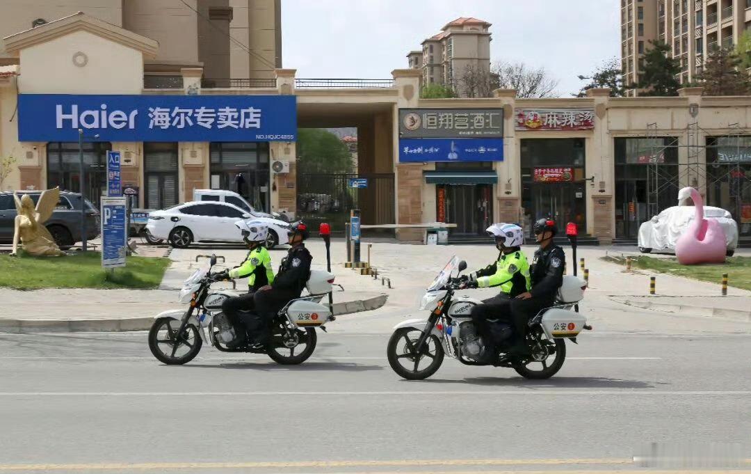 兰州高新公安交巡合一护平安【联合执法让违停整治更有力】 在兰州高新区铜城街这条严