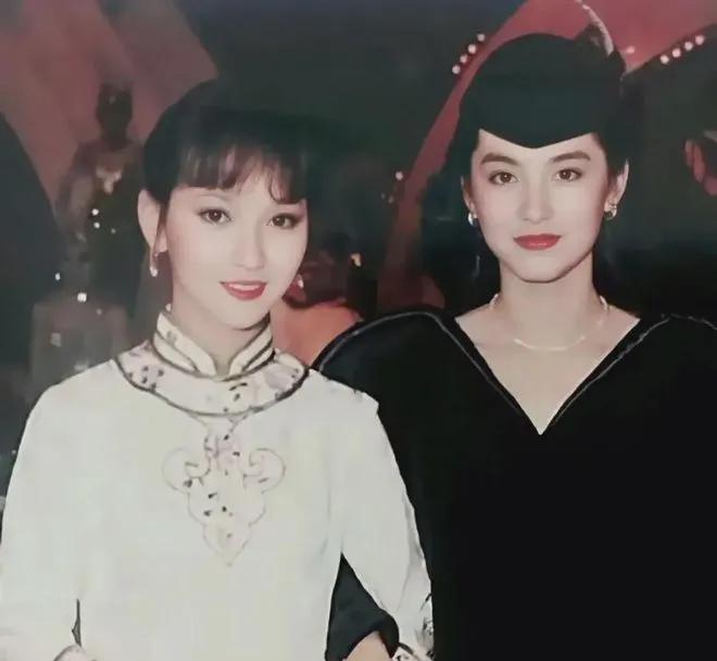 各花入各眼吧！

两位港台大美女旧时的合照，一位温婉秀丽，一位英气十足，彼时的她