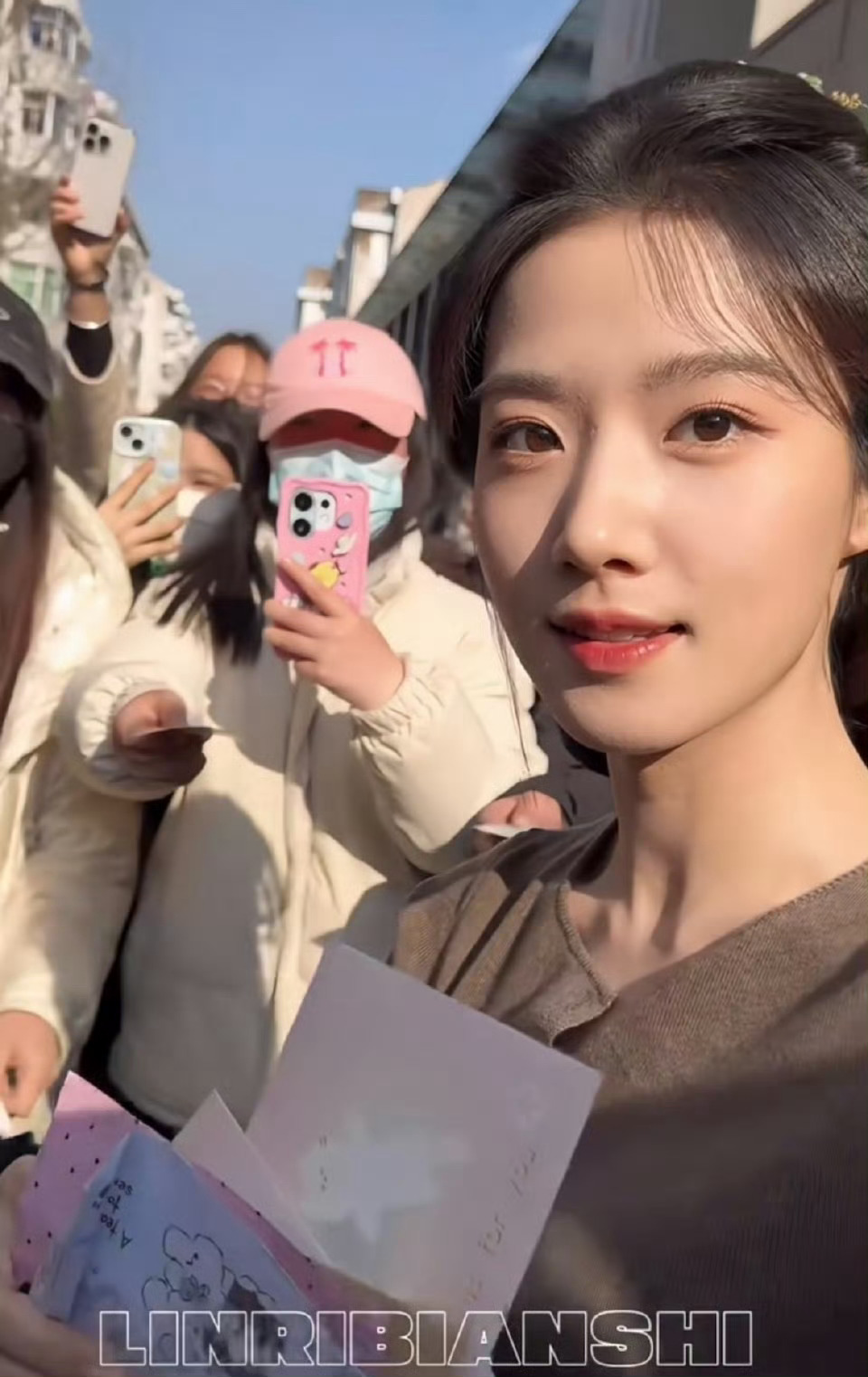 卢昱晓抖都有千万赞视频了吗，确实是红气养人，线下直出这么漂亮，路人缘好到离谱… 