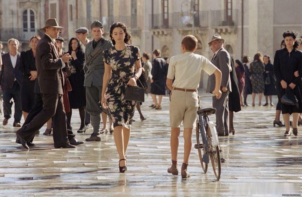 《西西里的美丽传说》中的莫妮卡·贝鲁奇，今天是本片上映25周年 ​​​