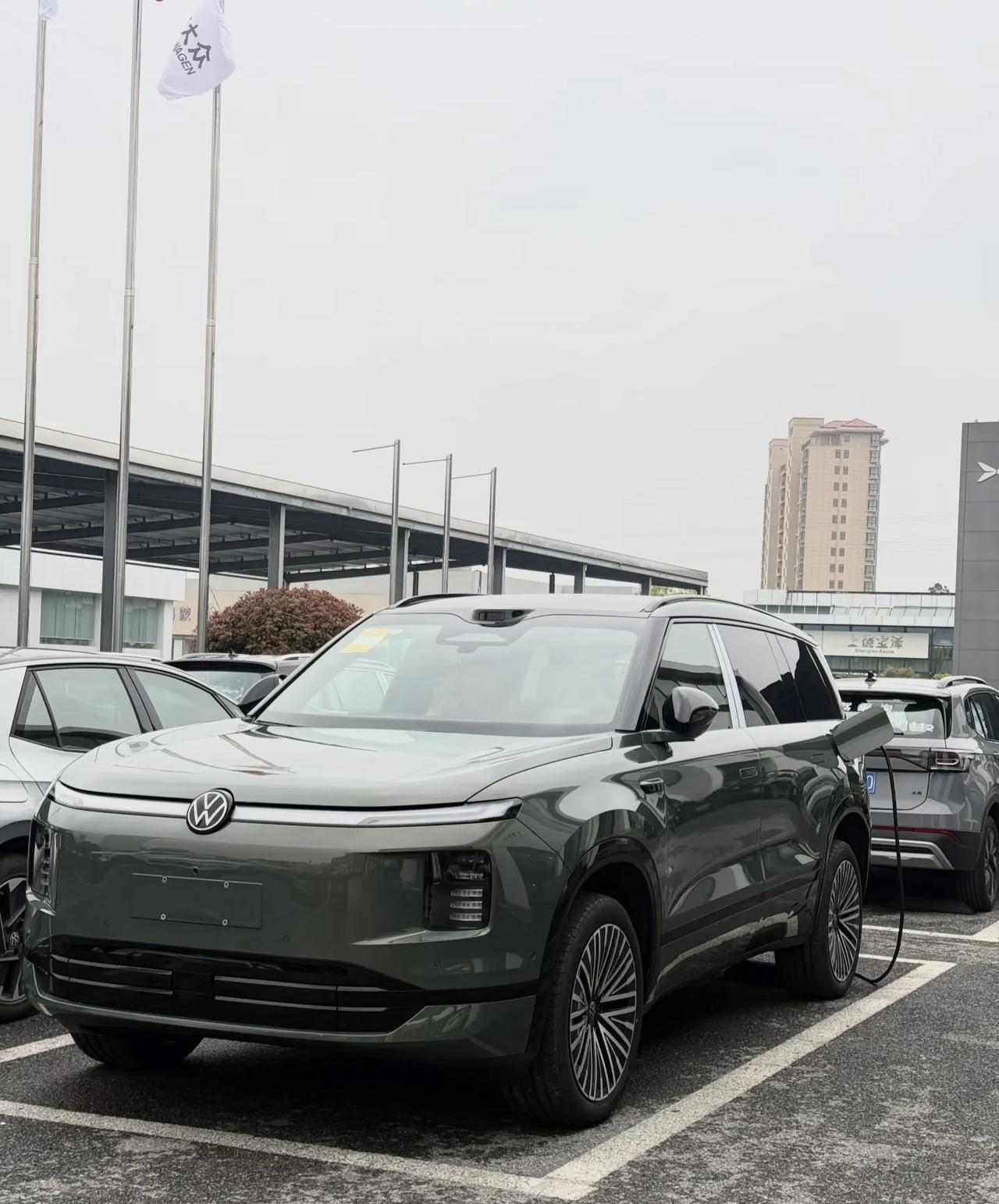 大众 id era9x 其实外观设计感觉比智己 ls9 要好看，但是配置上却没有