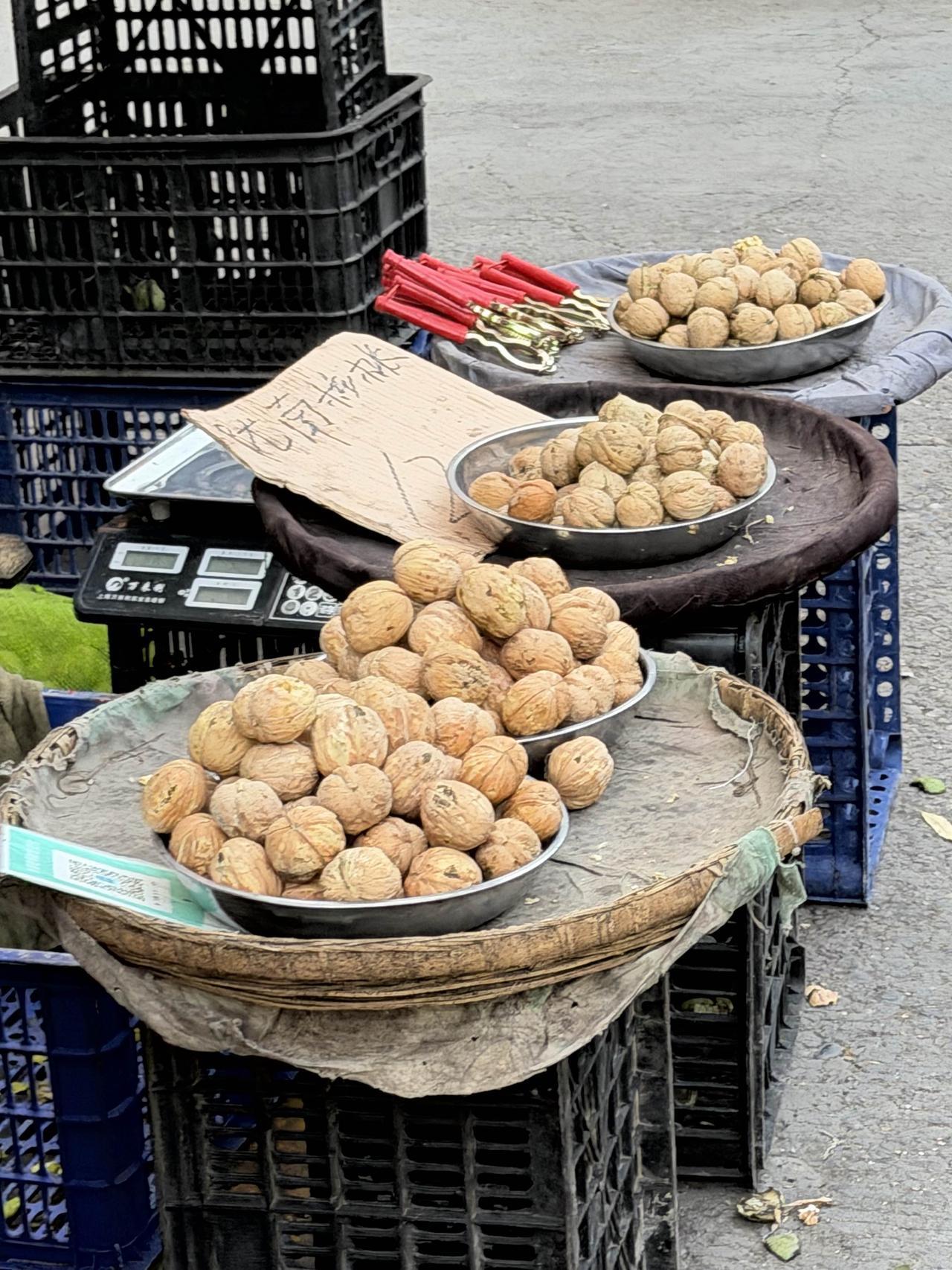 钟情于嫩核桃
每到新鲜核桃上市之际，我总会去市场买上15斤剥去绿皮的新鲜核桃，再