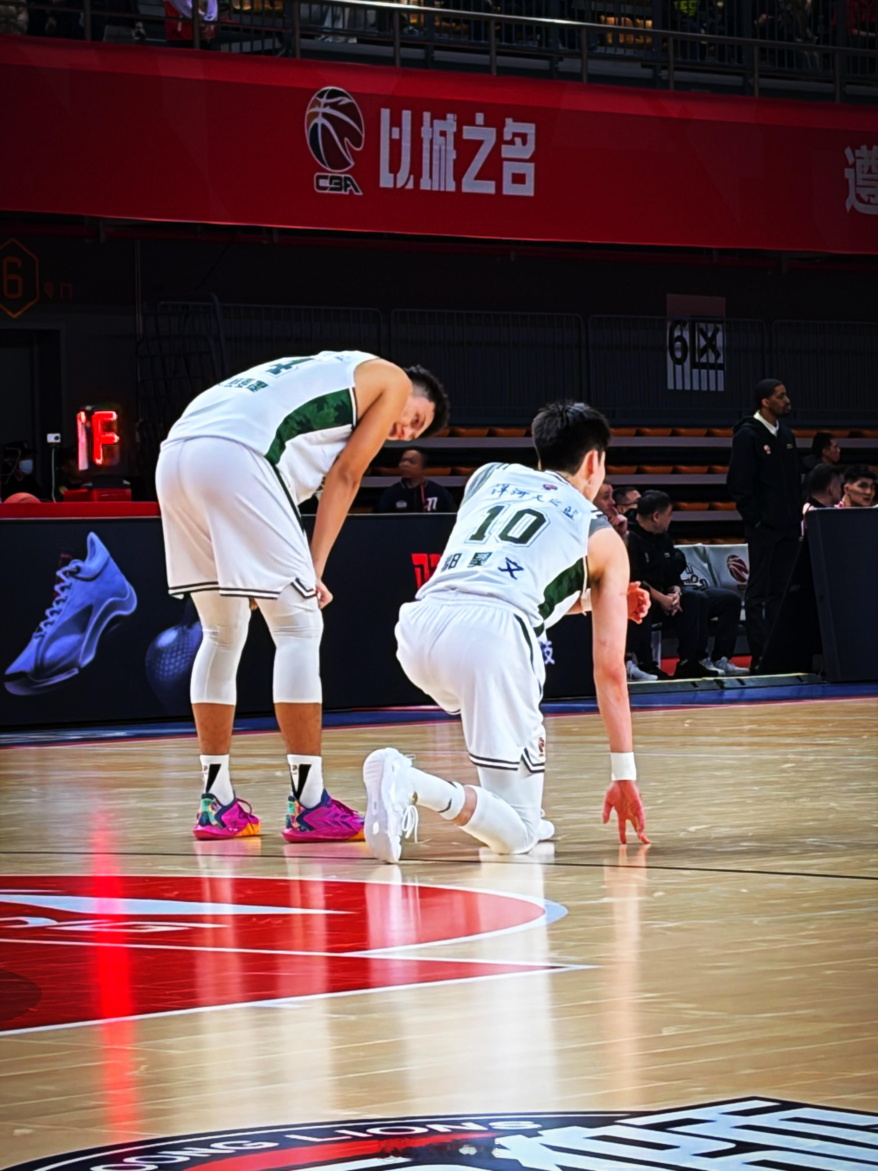 郭昊文今天拼了40分钟，独得30分6篮板6助攻，只有1次失误，他是真想赢，但功亏