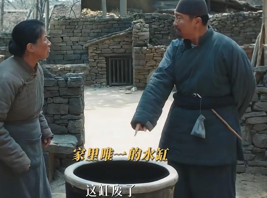 《生万物》
封大脚（欧豪 饰）为了让宁绣绣洗澡，把家里唯一的缸拿来给绣绣泡澡，老