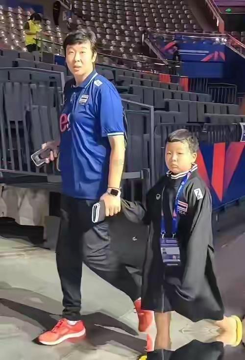 冯坤，这位前中国女排队长这次是作为泰国女排领队，也是作为泰国的媳妇领着儿子同自己