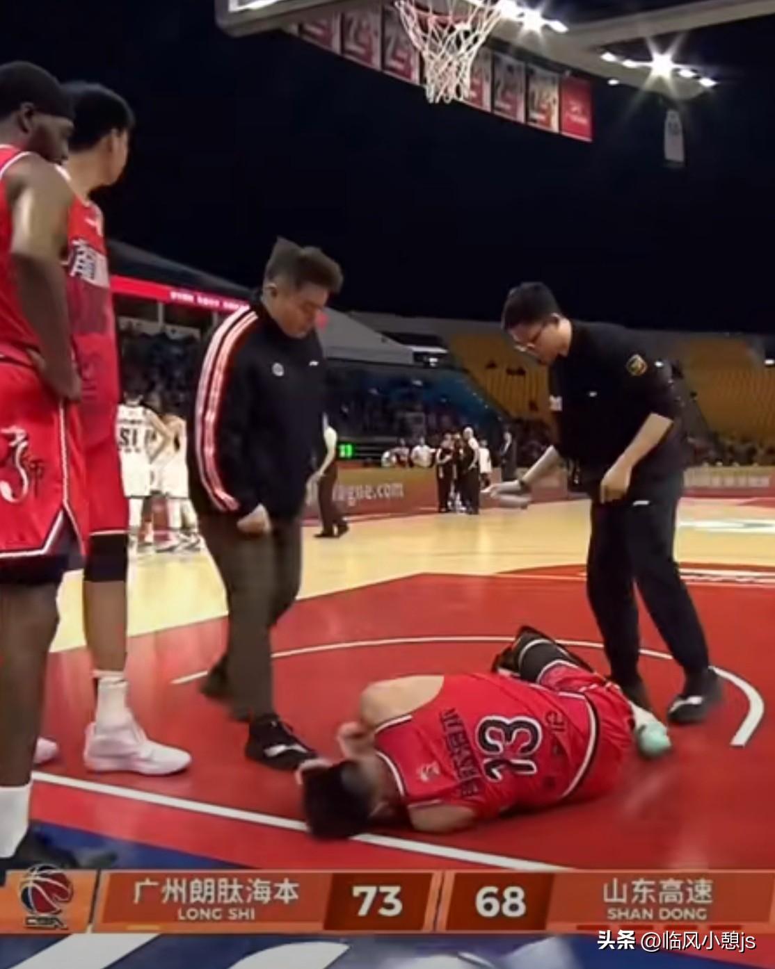 郭艾伦此次通过社媒公布的伤情——左膝前交叉韧带断裂，对于一位职业运动员而言，无疑