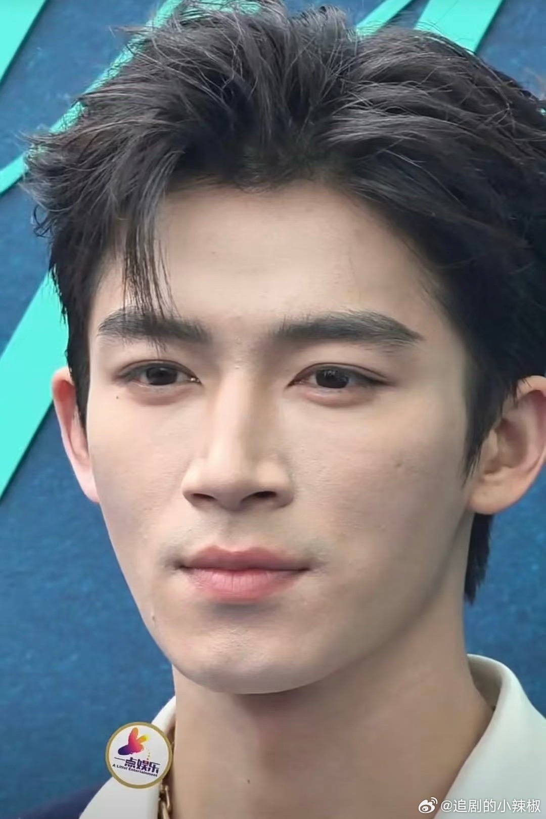 王星越怼脸拍，这图生到痘痘都看得见…… 