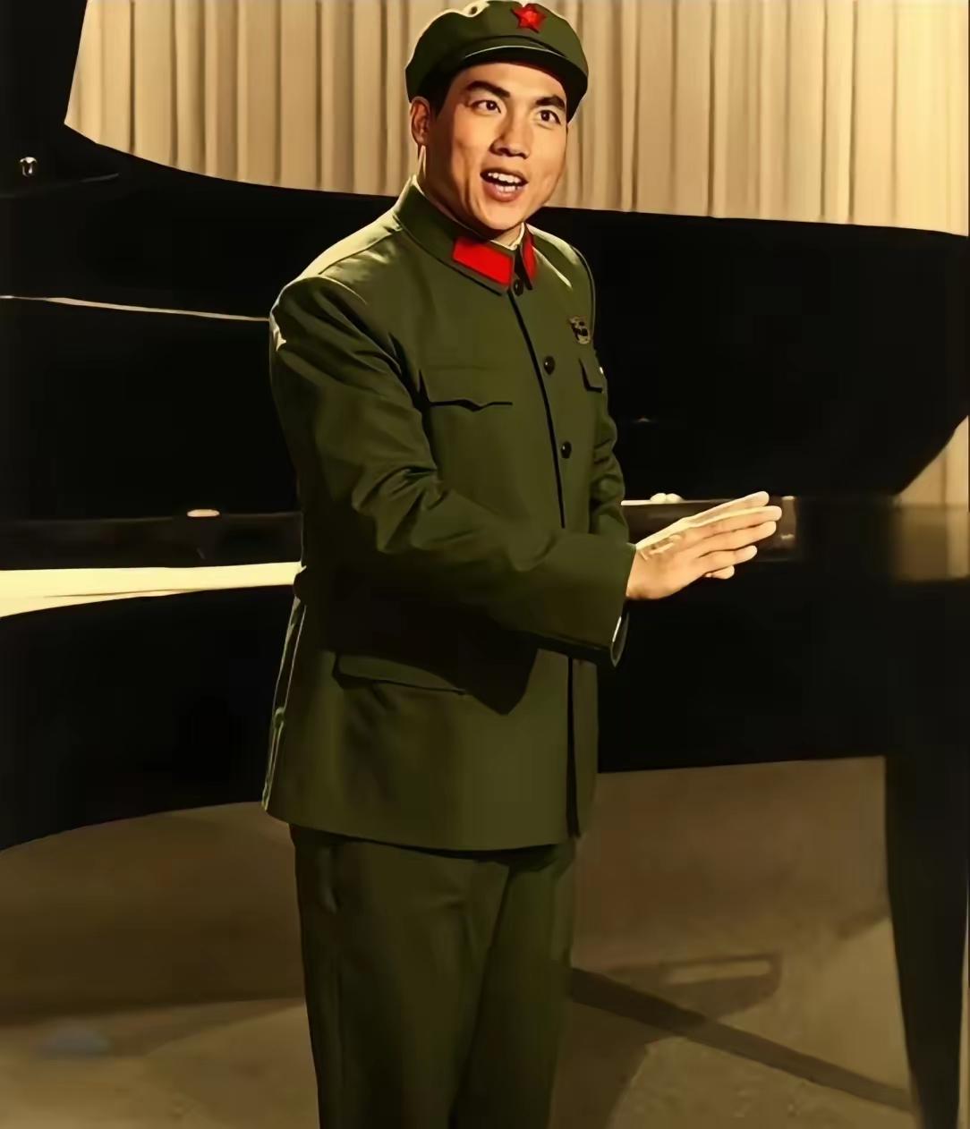 那时，著名京剧表演艺术家钱浩亮穿着军装为大家来一段样板戏《红灯记》清唱：“临行喝