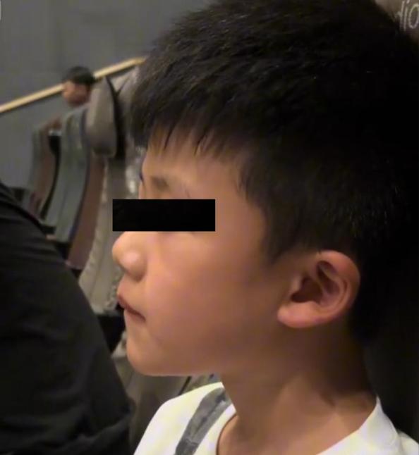 “太触动！”妈妈带着9岁儿子看《南京照相馆》，原本嘻嘻哈哈很开心的男孩，由沉默到