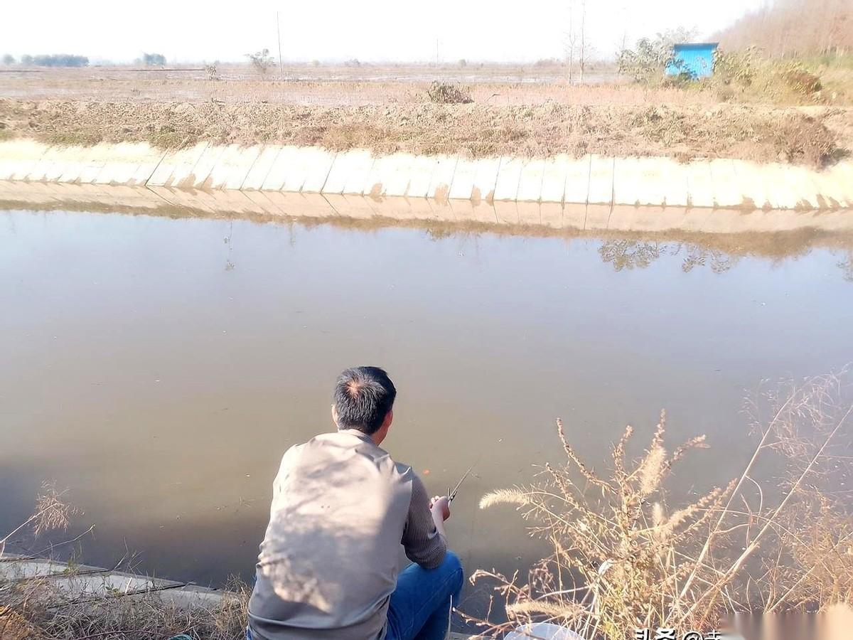 我那哥们儿，今天非不信这个邪。
我说今天这天儿，谁出去钓鱼谁当“空军”，他偏要去