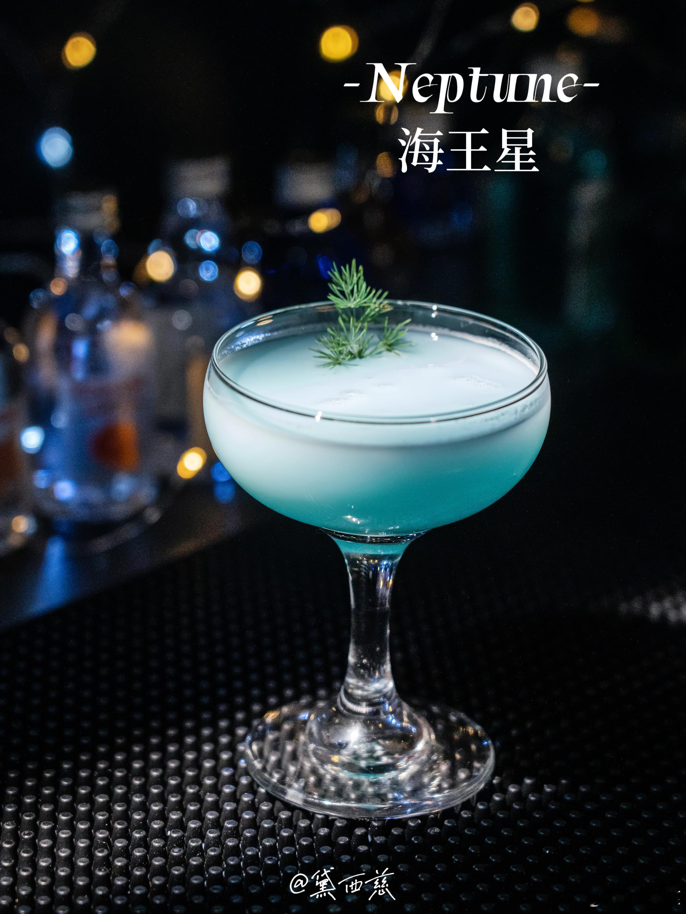 周末小酒馆「海王星特调💙」酒香🍸融合椰奶的甜香，不会很烈，喝起来就是小甜水的