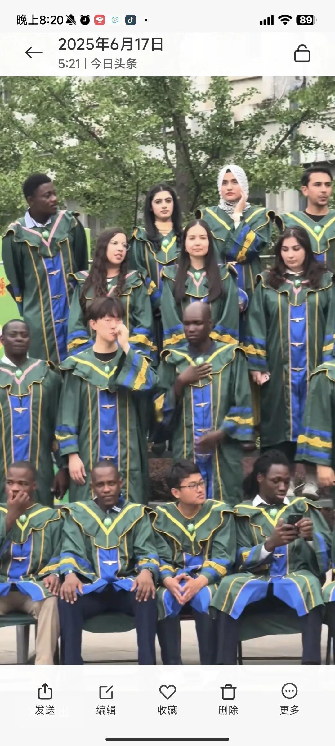 这种大学生毕业学位服真的很少见，这是北京理工大学照毕业照的情景（图片源自于视频截