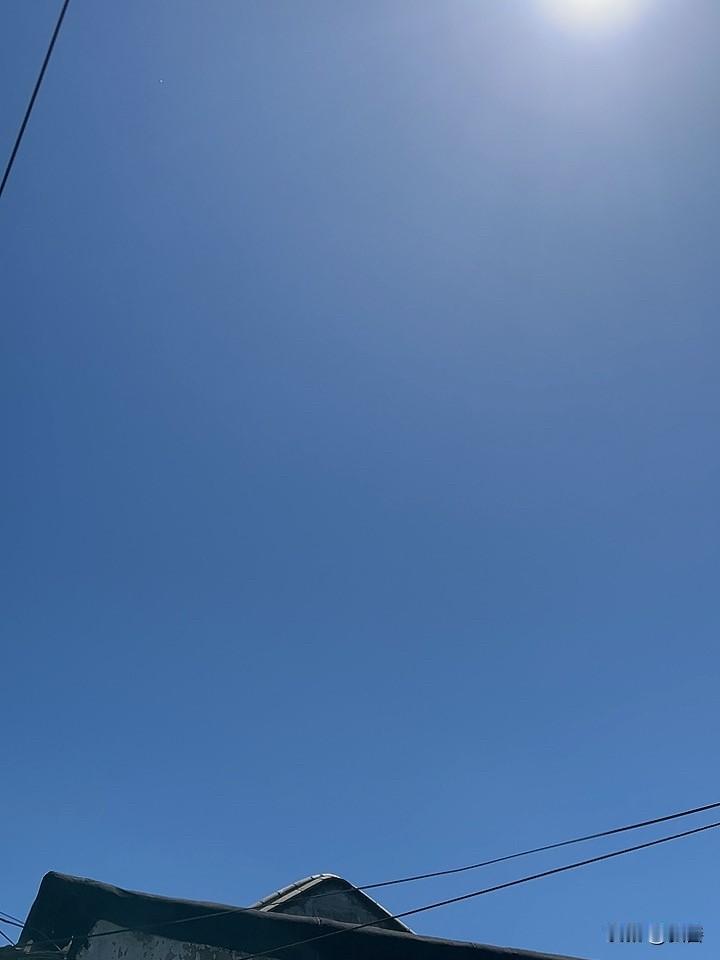 2025年的晒图笔记大赛太火啦！大家都在分享绝美天空。我也被这晴空万里吸引，天空