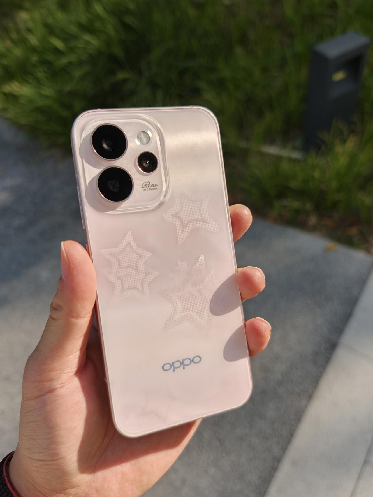 ✨阳光下的星星粉更好看了

💃宋雨琦的同款Reno15星星粉拿到了~
这个粉色