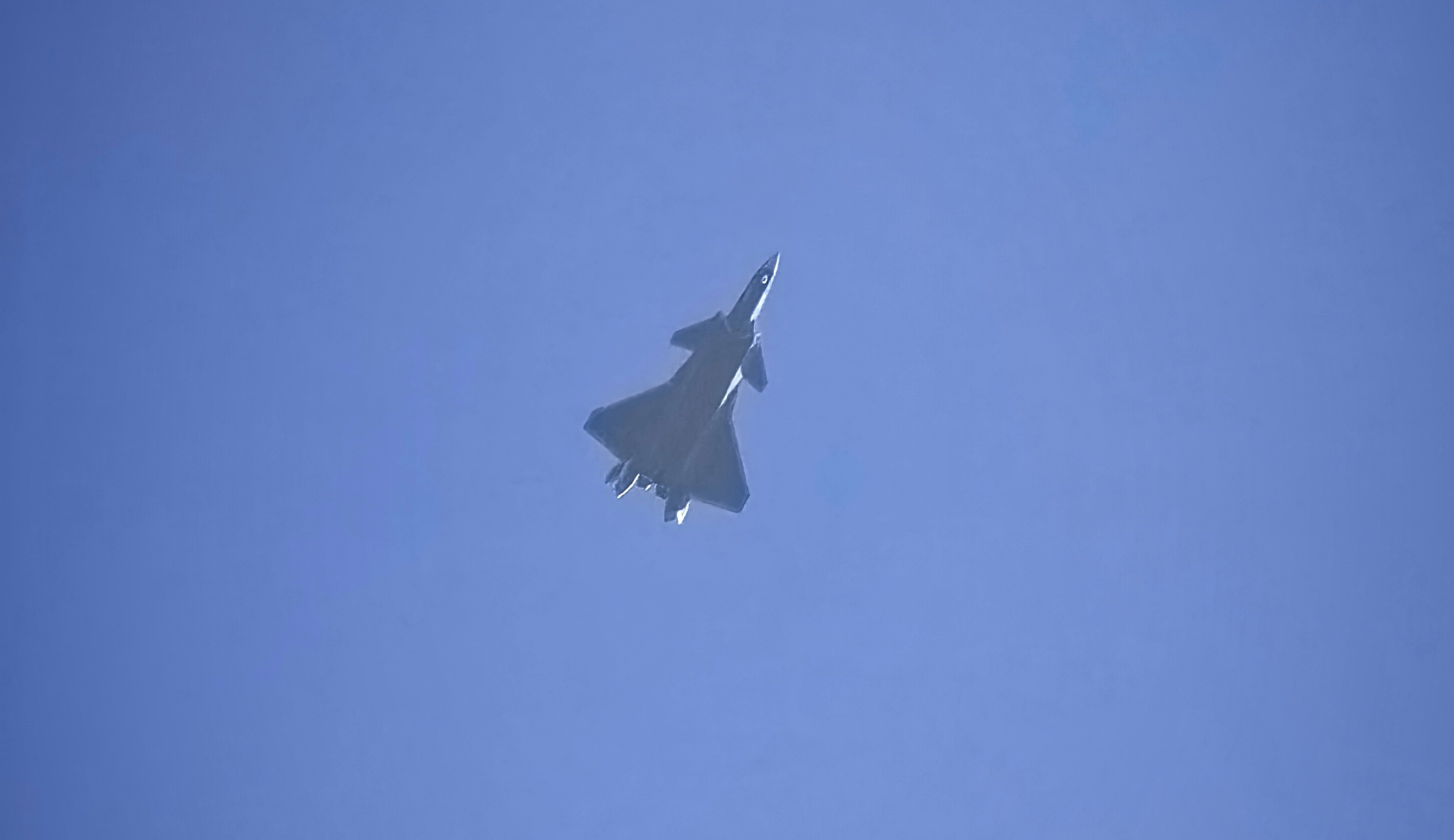 听声音感觉是战斗机，抬头一看好家伙，竟然是歼20，第一次见太激动了