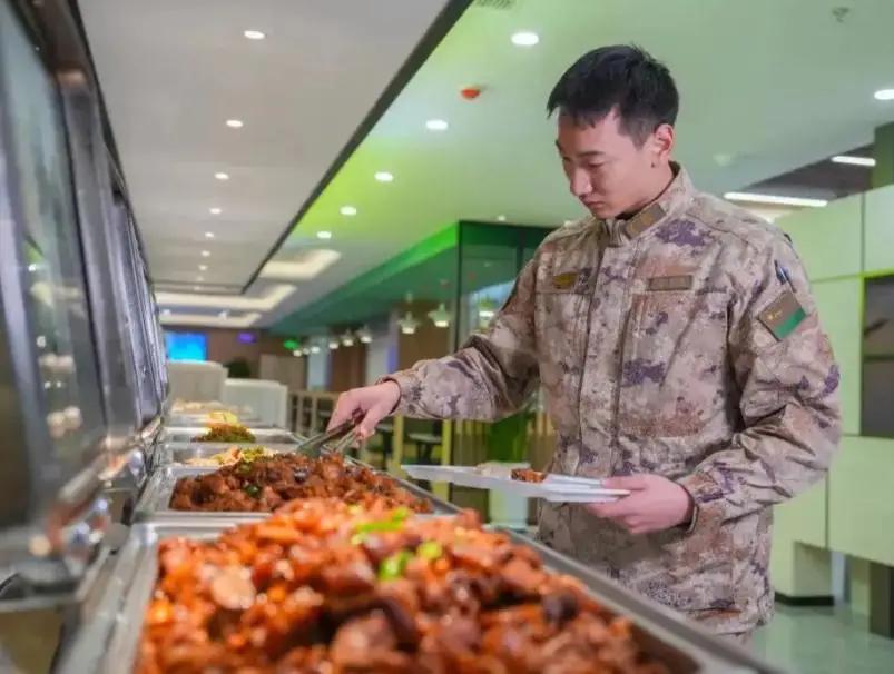 四菜一汤直接送进堑壕，这顿饭真正值得看的，不是红烧肉有多香，而是解放军已经把“吃