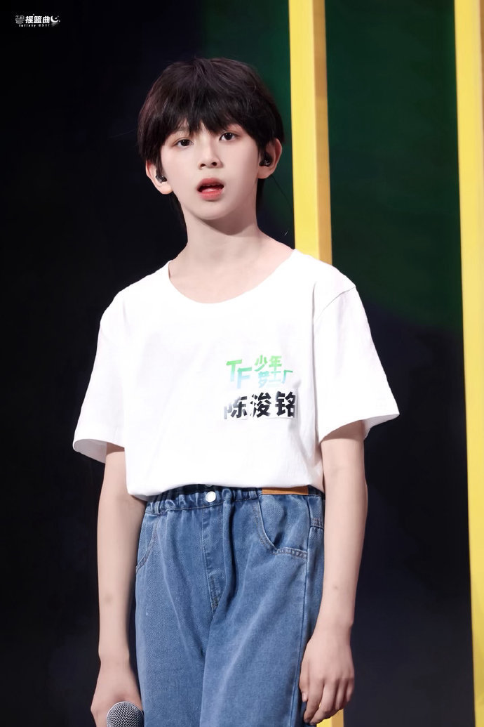 陈浚铭愚人节惊喜掉落✨ 站姐放出陈浚铭未公开幼崽吃馕萌照！瞬间穿越回陈太帅小时候