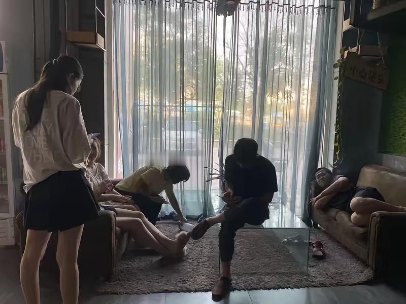 足浴店的手推与胸推，法律红线何在
不少人在足浴店或按摩店消费时，都曾听到店员低声