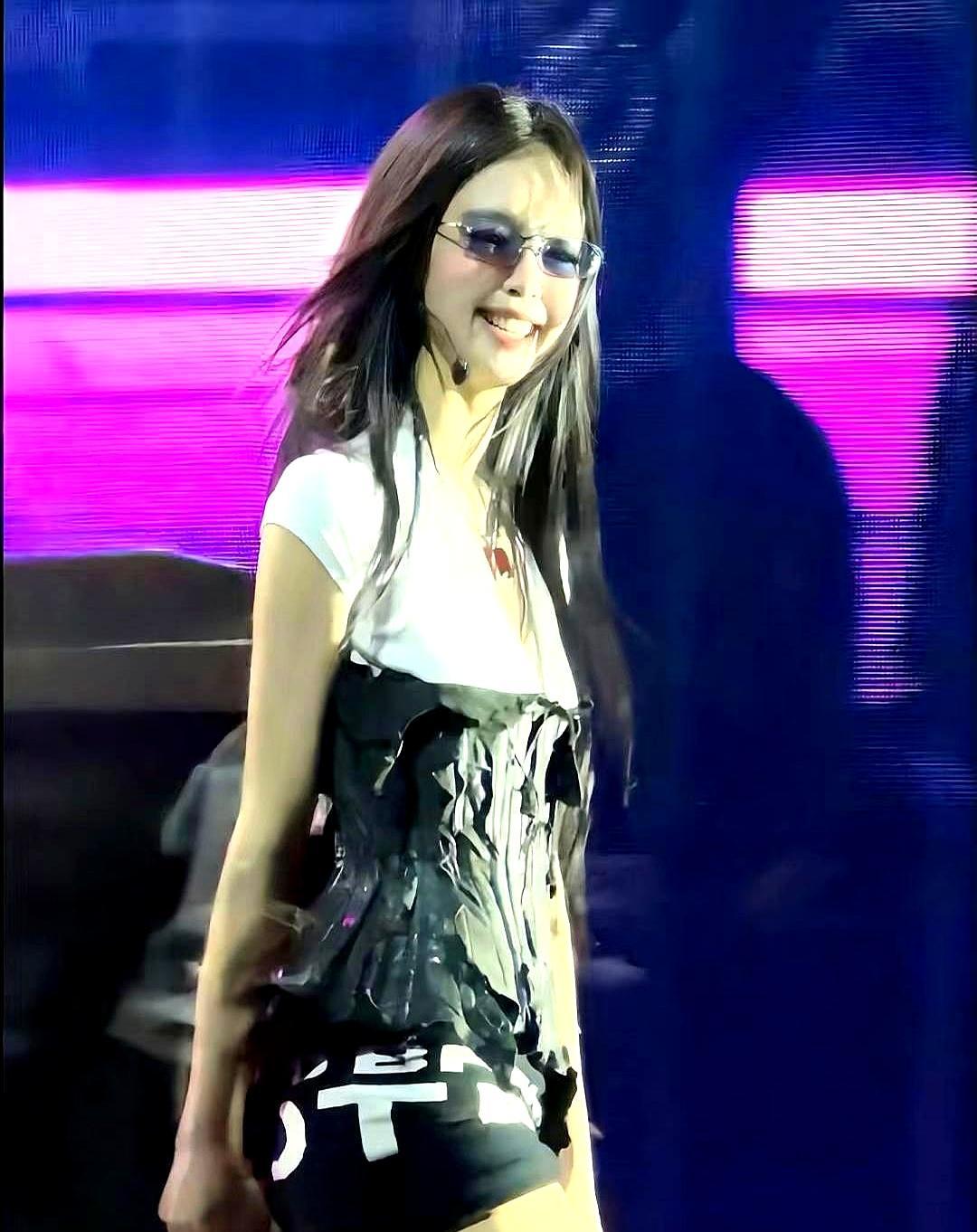 Jennie的舞台，赢在“没尽全力”。
 
别人在舞台上拼命卡点，她却故意慢半拍