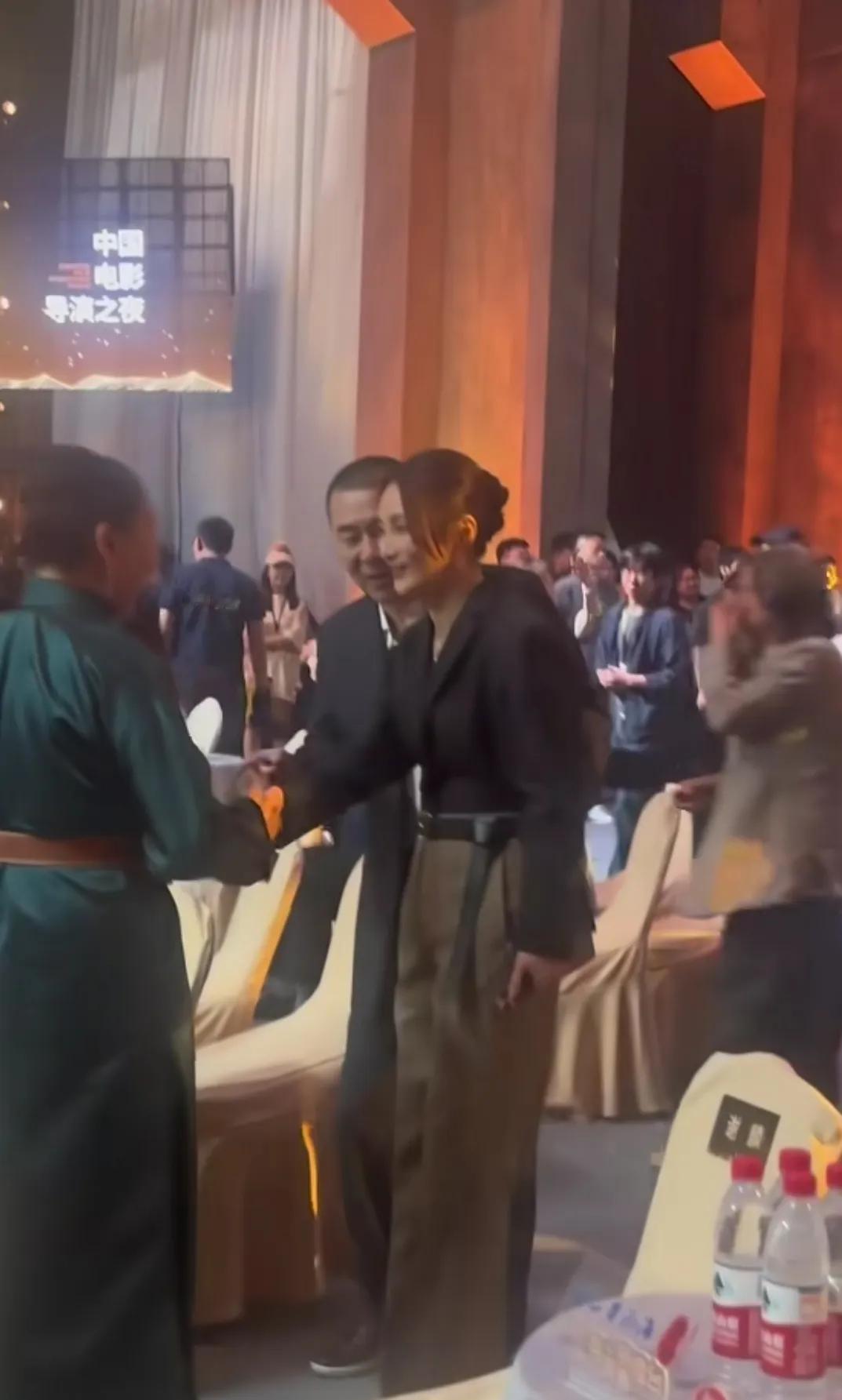 陈建斌和蒋勤勤参加中国导演之夜
两个人不愧是娱乐圈的模范夫妻
陈建斌看蒋勤勤满脸