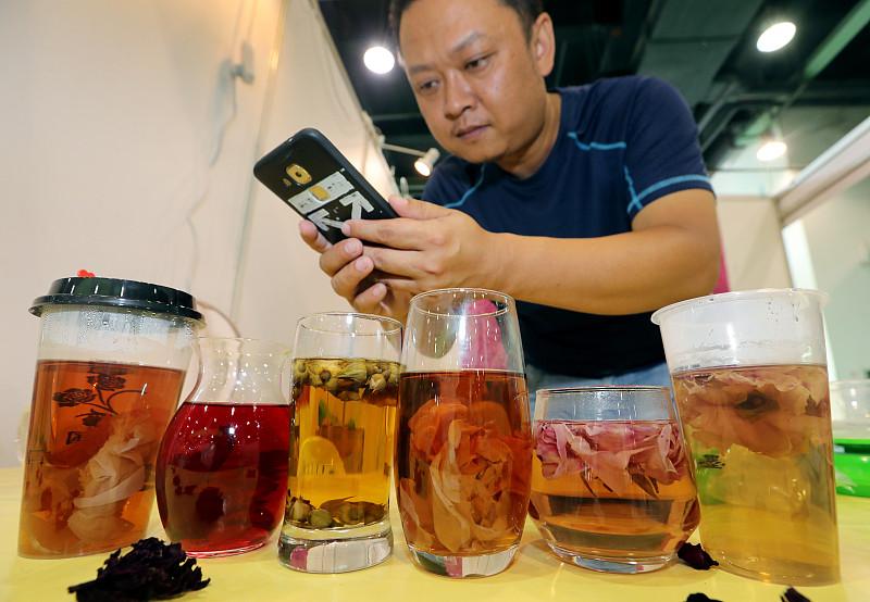 之前被家里长辈追着念叨了十几年“隔夜茶有毒致癌”，每次泡多了没喝完直接被倒进下水