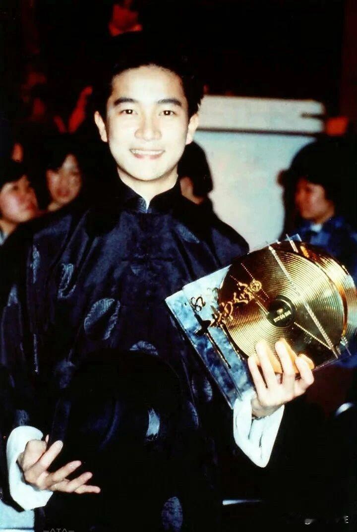 1982年陈百强的《涟漪》专辑成功入选第五届香港十大中文金曲，是他音乐生涯中非常