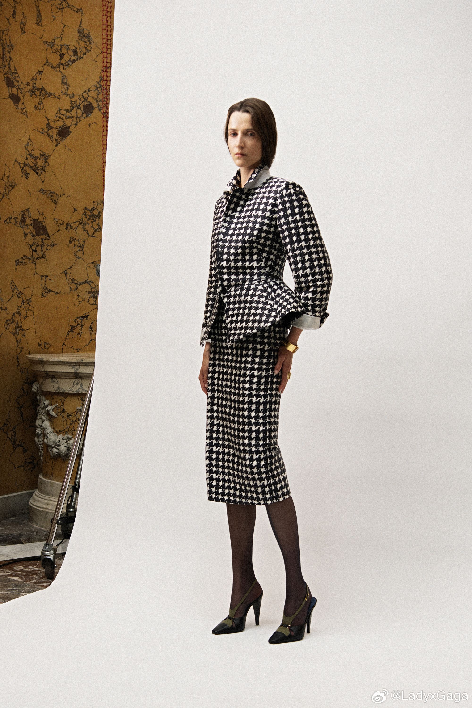 这套Lanvin 2027早春系列千鸟格套装很美，比较想看哪位女星上身。 