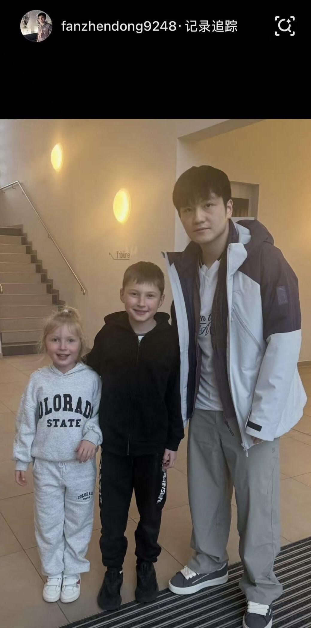 樊振东和两个奶娃娃，太幸运了！
东哥太受欢迎了，我东人脉和粉丝遍天下，真的不可以