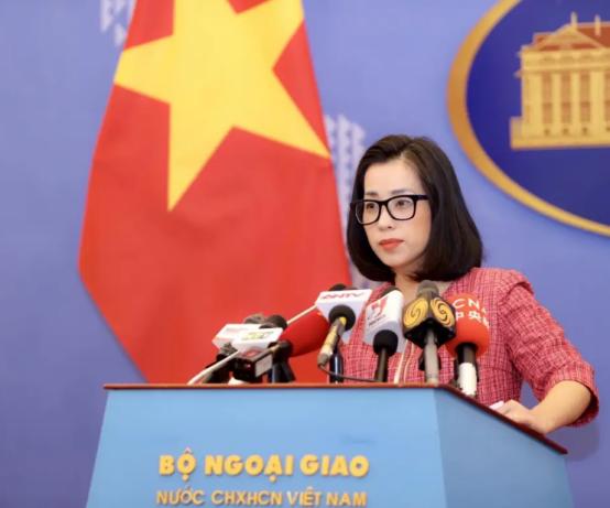 中越西沙刚呛完声，越南一把手就带着国防部长外长飞莫斯科又奔巴黎！
这到底是去搬救