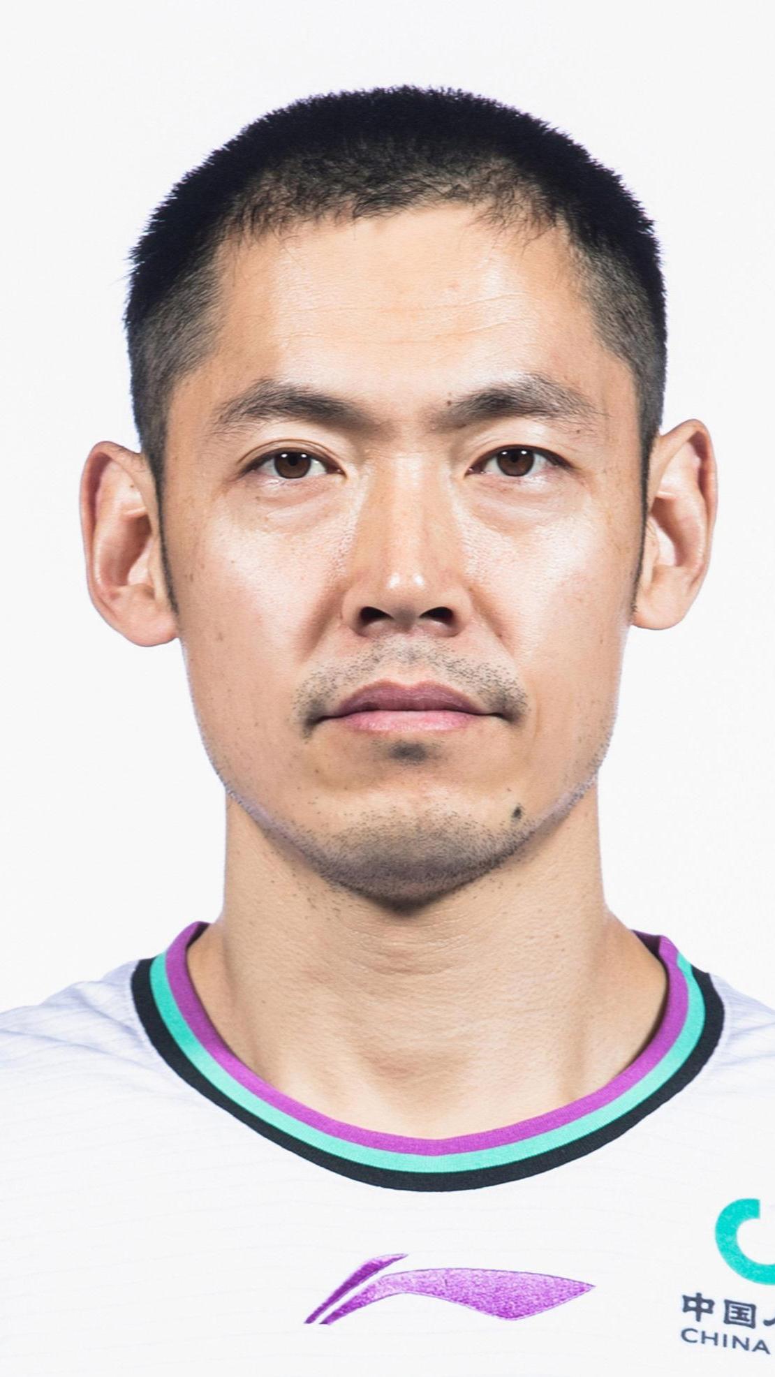 张庆鹏，辽宁抚顺人，前男篮控球后卫，绰号“张三疯”，顶级外线射手。先后效力辽宁、