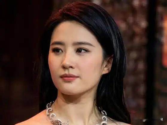刘亦菲的优雅感刻在骨子里！

乌黑长发衬得五官清丽柔和。颈间花枝造型珠宝精致闪耀