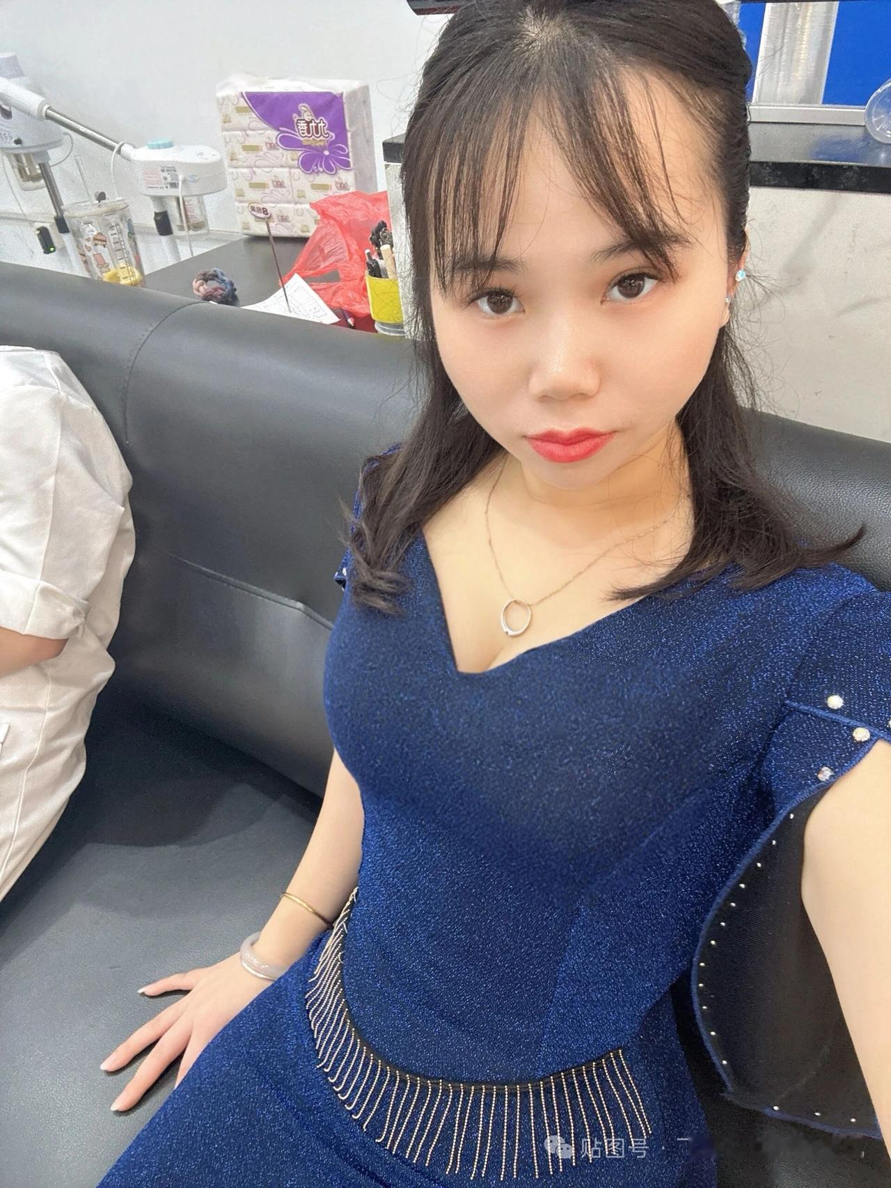 穿着蓝色连衣裙的女孩在自拍。