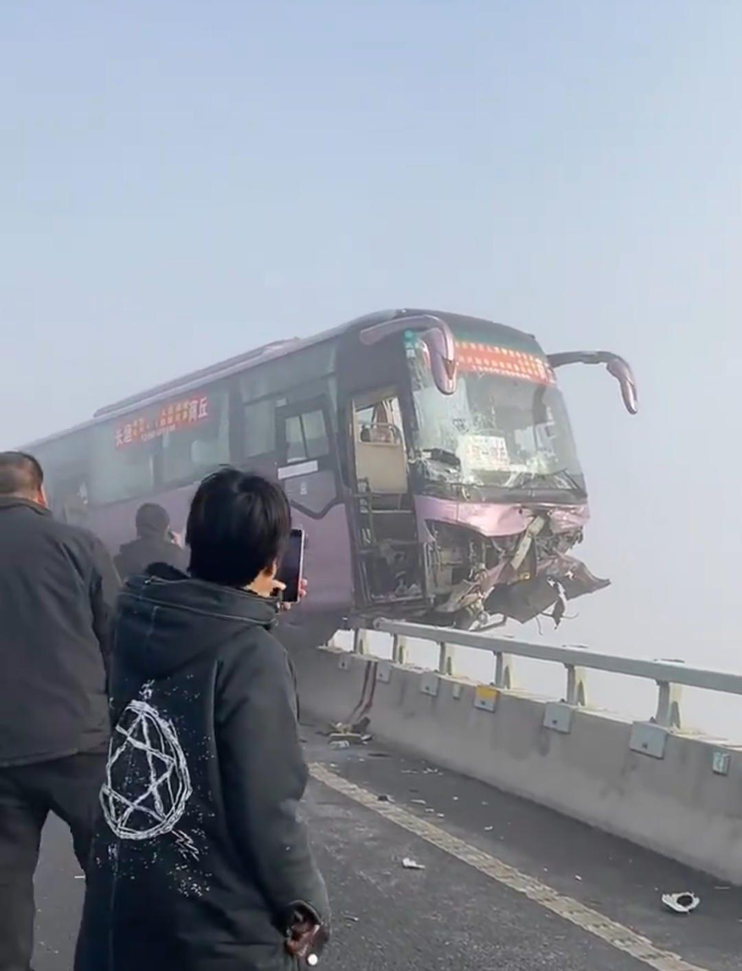 2026年1月2日早上，河南开封的黄河公路大桥上出了个惊险事儿。因为突然起了大雾