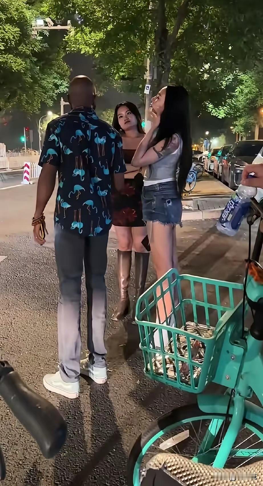 猜猜两个纹身女孩和这个外国大胡子去哪里了啊？他们在上海的一家酒吧门口聊了一会，三