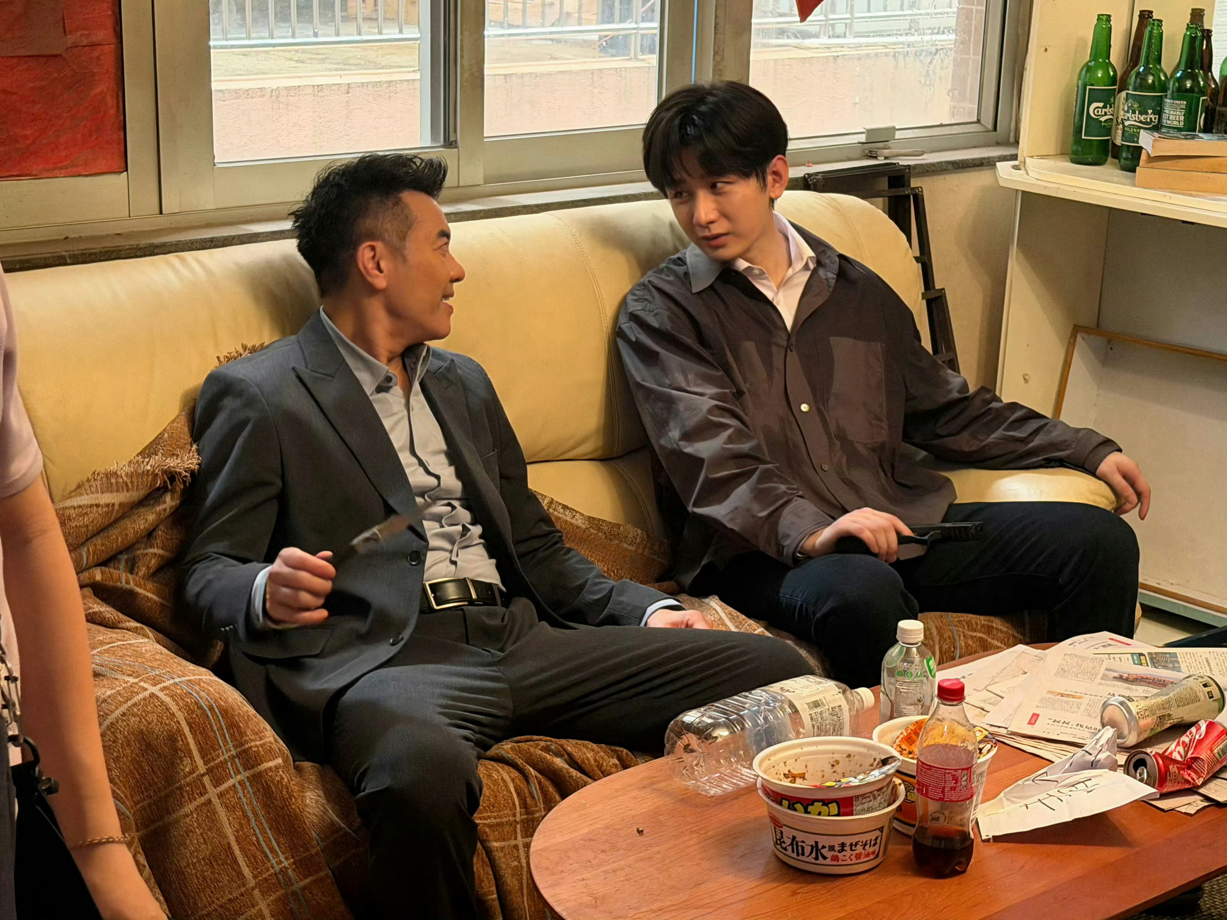 梁汉文晒成毅片场随拍成毅第一天拍戏就是抢和刀，这么刺激的嘛，林sir握枪姿势太帅
