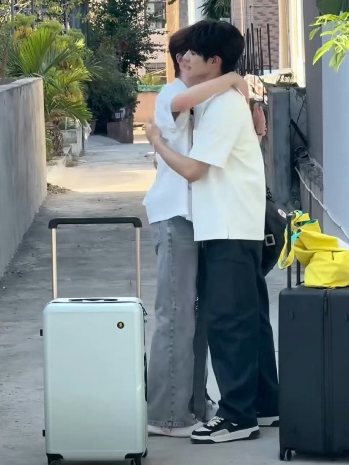 颜安[超话]颜安余宇涵一见面就抱上了帅哥贴贴太好嗑了！颜安和余宇涵久别重逢直接相