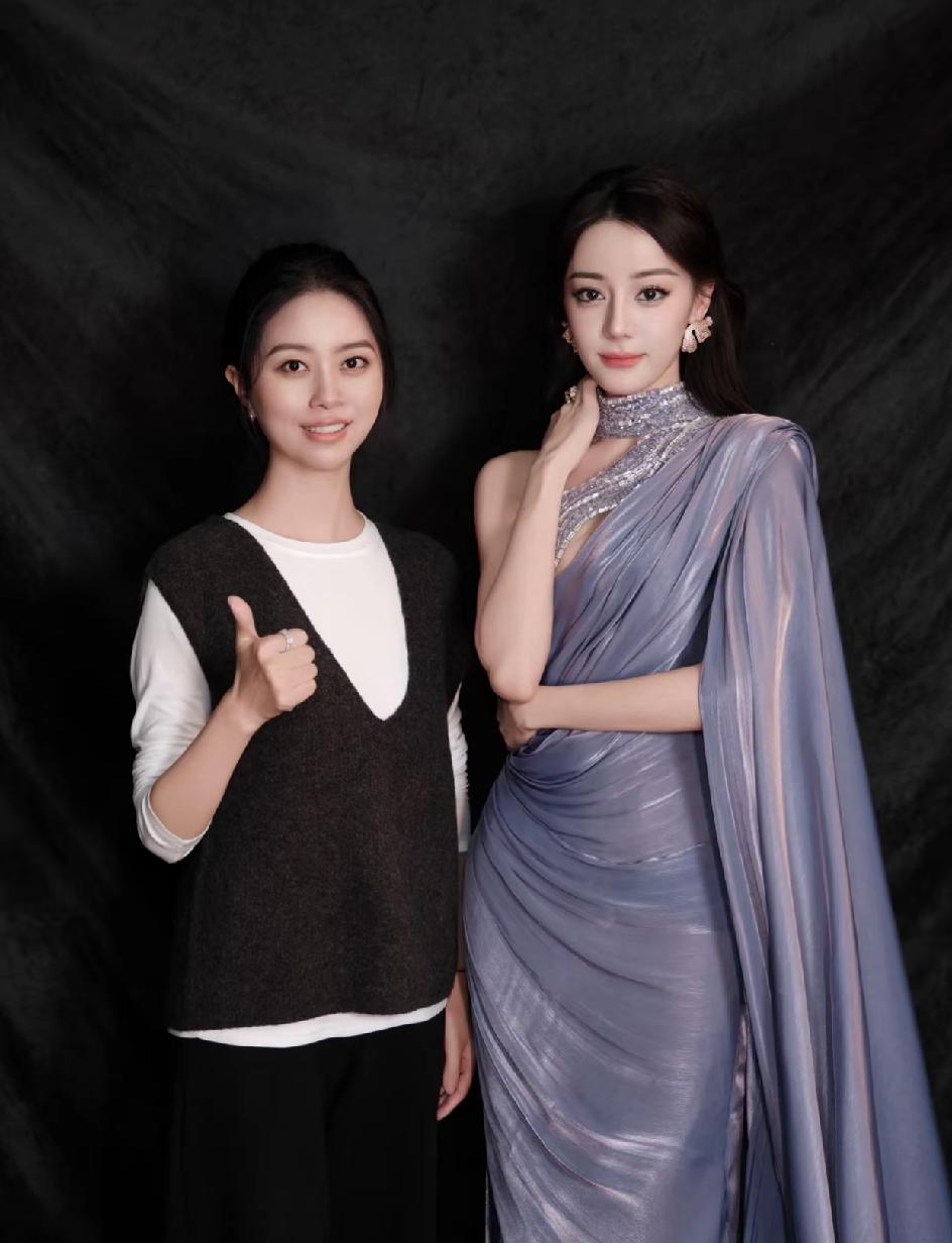 迪丽热巴真的是美到每张合影都像是P上去的，美到那么不真实，其实，很多跟她合影的女