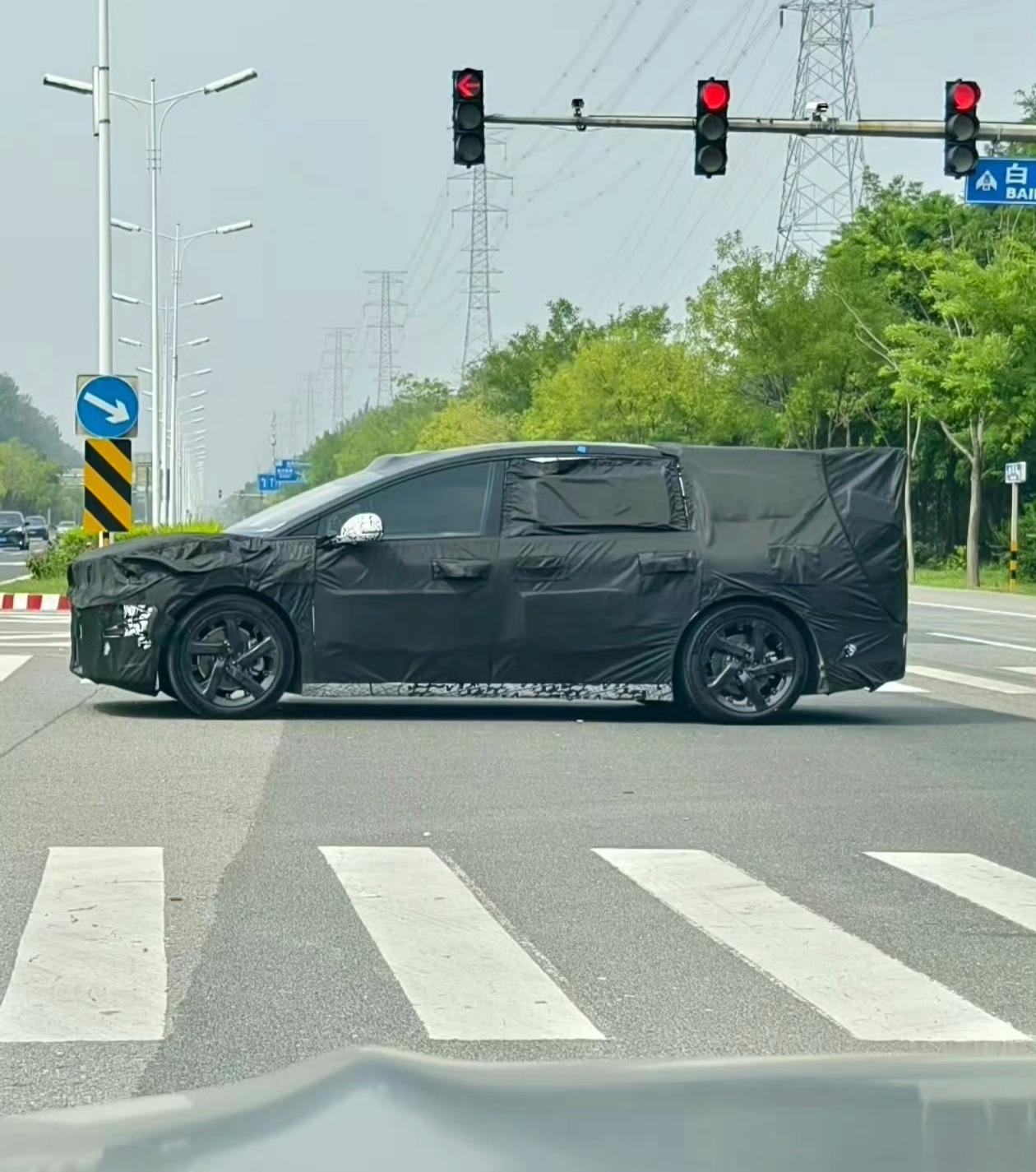 如果真的有理想i9的话，我主要好奇两点：尾部造型接近MEGA还是接近i8？会不会