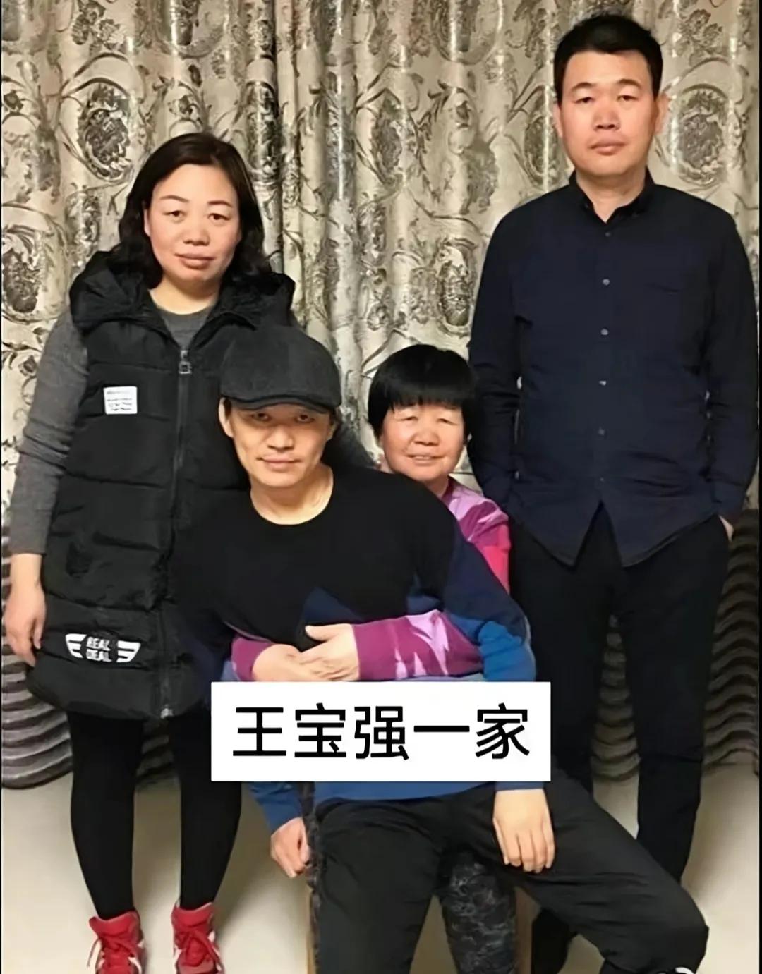 一家人共用一张脸！

妈妈一看就很朴实，

很多农村妈妈就是这个样子，

简单又