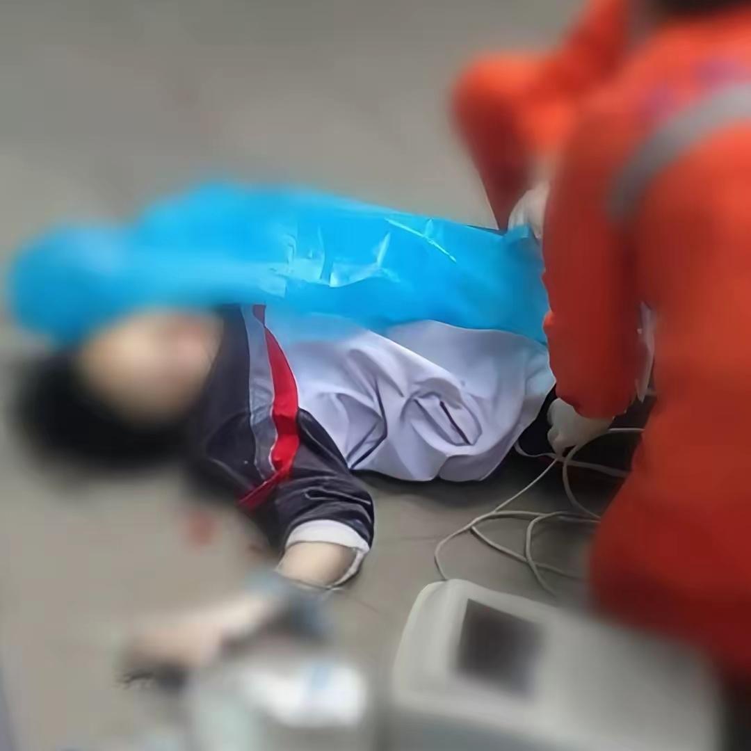 今天听到心揪紧的消息，
一位大二女生，
就因为父母一句“好好学习，不然找不到工作