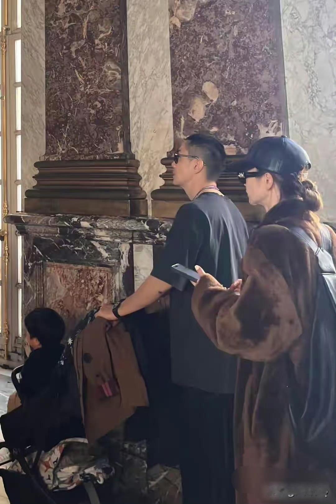 网友国外偶遇李承铉戚薇夫妇带着儿子游玩，两夫妻的穿搭差异巨大。李承铉衣着短T，戚