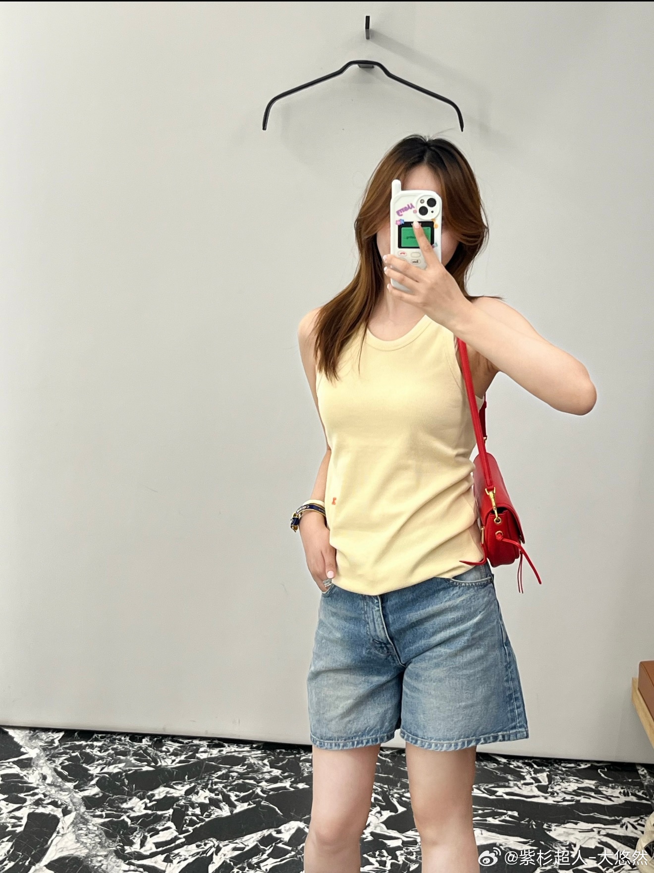CELINE针织背心，圆领无袖设计，简约又高级。红色刺绣超有辨识度，细节满分✨。