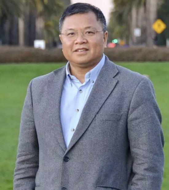 “就算会被万人唾骂，我也要改了国籍去英国！”但当他再回到中国时，竟让2009年美