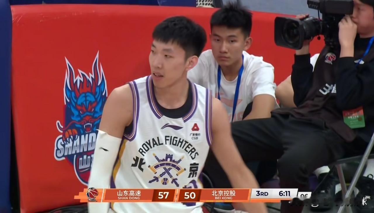 北京控股当家后卫廖三宁真是太黯然失色了！在今天北京控股客场以88：98不敌山东高