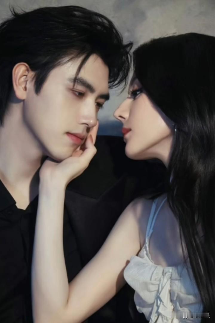 灵主大人和她的小狐狸真好磕！
这两张美得让人挪不开眼睛的面孔。导演是会选角的，虽