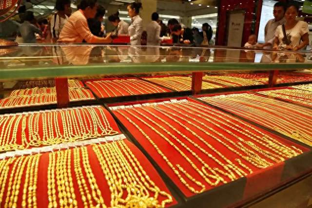 金价跌了两成，有人排队抢、有人割肉跑，央行还在闷头买？